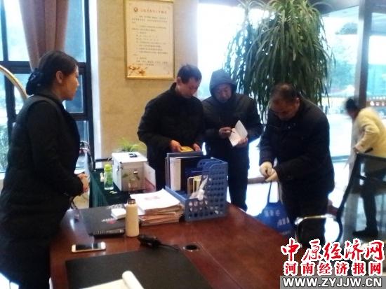 河南多地驚現(xiàn)南方會(huì)飛大蟑螂河南多地驚現(xiàn)神秘生物，會(huì)飛的南方大蟑螂，究竟是何方神圣？