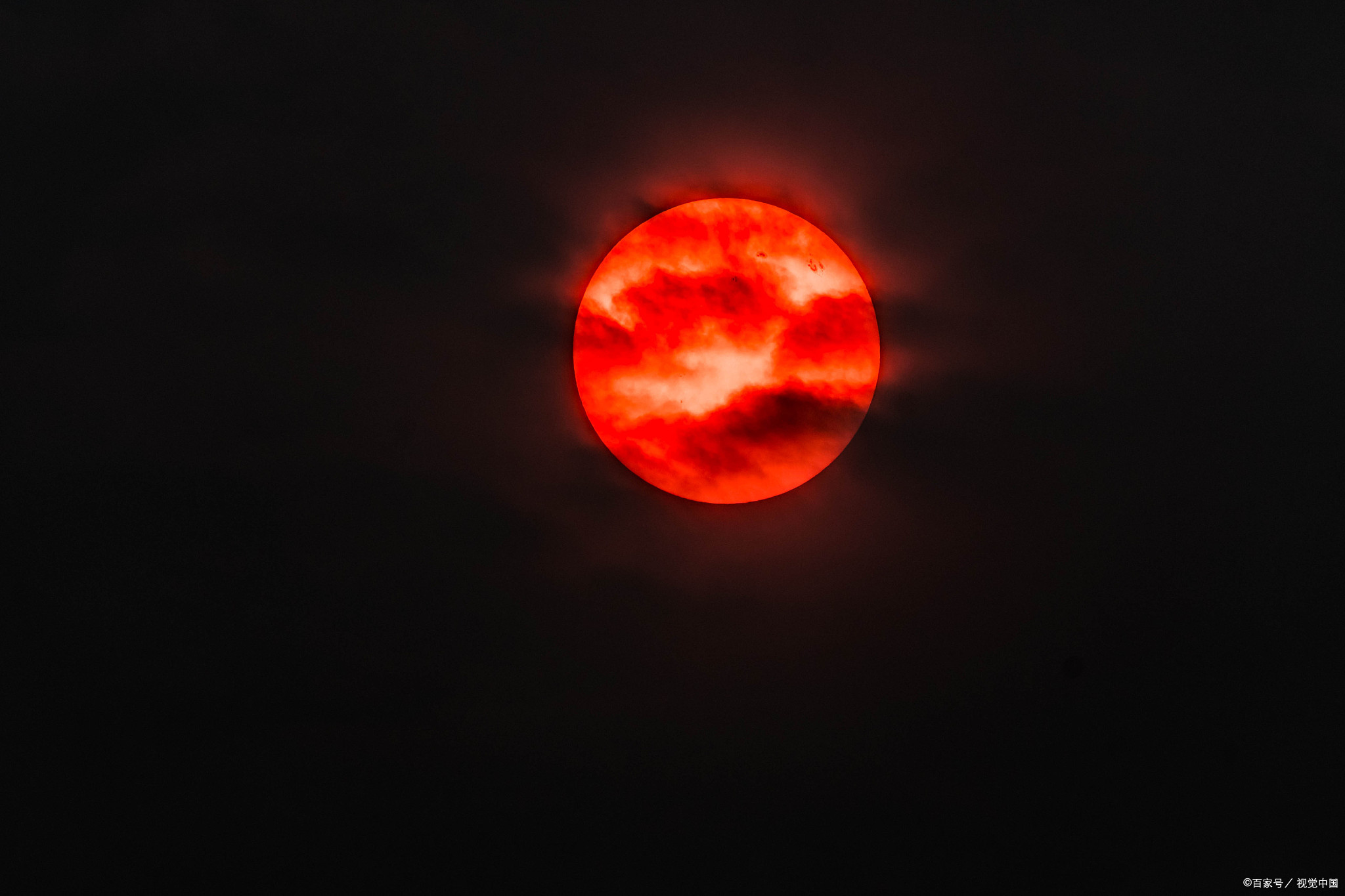 網友拍的血月太抽象了網友拍的血月太抽象了，解讀神秘現象背后的真相