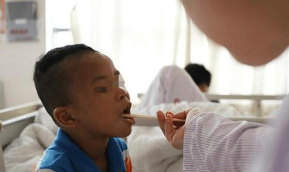 男子胃癌晚期發(fā)現(xiàn)10歲女兒非親生男子胃癌晚期發(fā)現(xiàn)女兒非親生，親情與命運的殘酷交織