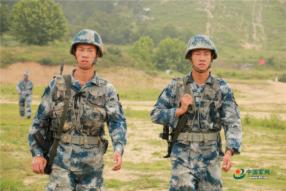 18歲雙胞胎兄弟軍訓(xùn)即興噴火表演噴火表演是一項(xiàng)極具危險(xiǎn)性和挑戰(zhàn)性的特技表演，需要極高的專業(yè)技能和訓(xùn)練水平。對(duì)于年僅18歲的雙胞胎兄弟來(lái)說(shuō)，軍訓(xùn)是一項(xiàng)重要的集體活動(dòng)，旨在培養(yǎng)團(tuán)隊(duì)協(xié)作精神和紀(jì)律性。因此，在軍訓(xùn)中進(jìn)行噴火表演并不符合軍訓(xùn)的目的和常規(guī)活動(dòng)內(nèi)容。