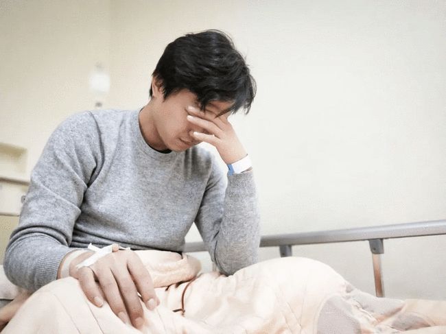 26歲小伙患胃癌晚期對于26歲的小伙被診斷為胃癌晚期的情況，這確實(shí)是一個令人擔(dān)憂的問題。面對這種情況，以下幾點(diǎn)建議或許有所幫助