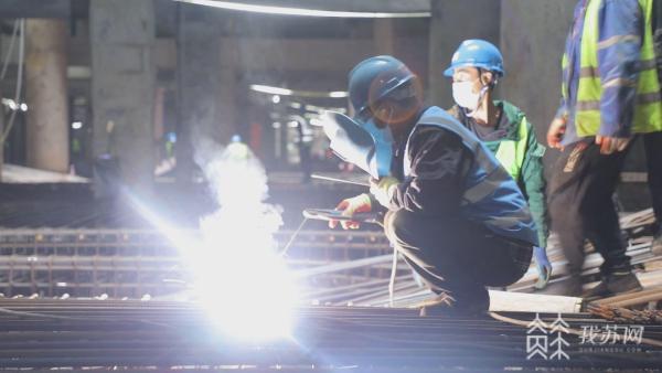 00后女鋼筋工每天工地干10小時賺320鋼筋工是一種在建筑工地上常見的職業(yè)，需要較高的技能和體力。關于您提到的00后女鋼筋工每天工地干10小時賺320元，雖然這種情況可能存在，但可能并不是普遍現(xiàn)象。實際上，工資水平會受到多種因素的影響，如地區(qū)、行業(yè)、工作經(jīng)驗、技能水平等。此外，工作時長和勞動強度也應符合當?shù)氐膭趧臃ㄒ?guī)。