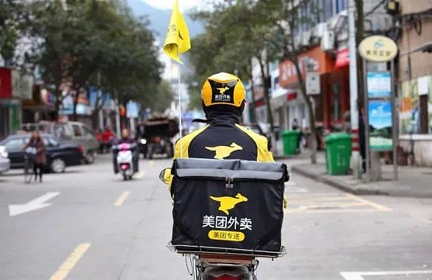 美團(tuán)回應(yīng)騎手服上印“點(diǎn)男?！弊謽俞槍γ缊F(tuán)騎手服裝上印有點(diǎn)男模字樣一事，美團(tuán)外賣回應(yīng)稱已經(jīng)注意到此事，并對給用戶帶來的困擾表示歉意。他們強(qiáng)調(diào)，平臺對騎手的著裝規(guī)范有明確要求，并會加強(qiáng)管理，同時(shí)會采取技術(shù)手段進(jìn)行自查，避免類似情況的發(fā)生。此外，他們呼吁廣大商家規(guī)范經(jīng)營行為，避免不當(dāng)營銷行為的發(fā)生。