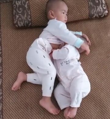妹妹模仿哥哥進她房間的樣子妹妹模仿哥哥進她房間的樣子可能會表現(xiàn)出一種好奇、調(diào)皮或者試圖探索的行為。具體的表現(xiàn)可能會因妹妹的年齡、性格和與哥哥的關(guān)系等因素而有所不同。以下是一些可能的情景描述
