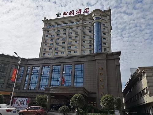 男子朋友圈稱官員被免職被行拘男子朋友圈言論不當(dāng)引發(fā)風(fēng)波，被免職官員遭行拘事件深度解析