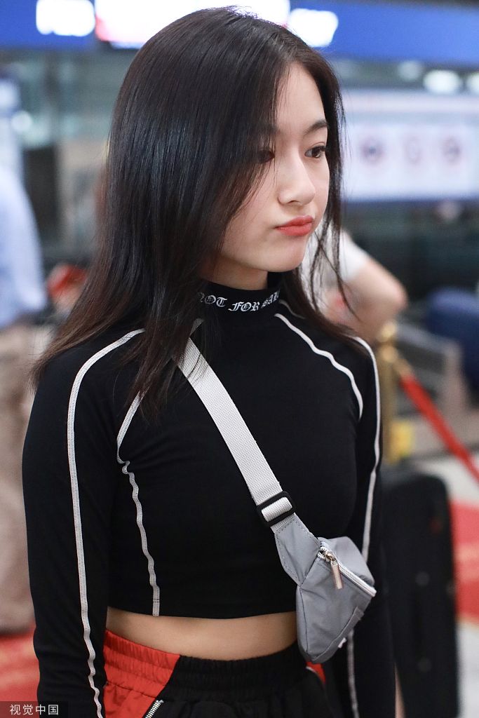 李蘭迪穿露臍上衣大秀小蠻腰圖片李蘭迪大膽露臍上衣亮相，小蠻腰美照搶先看