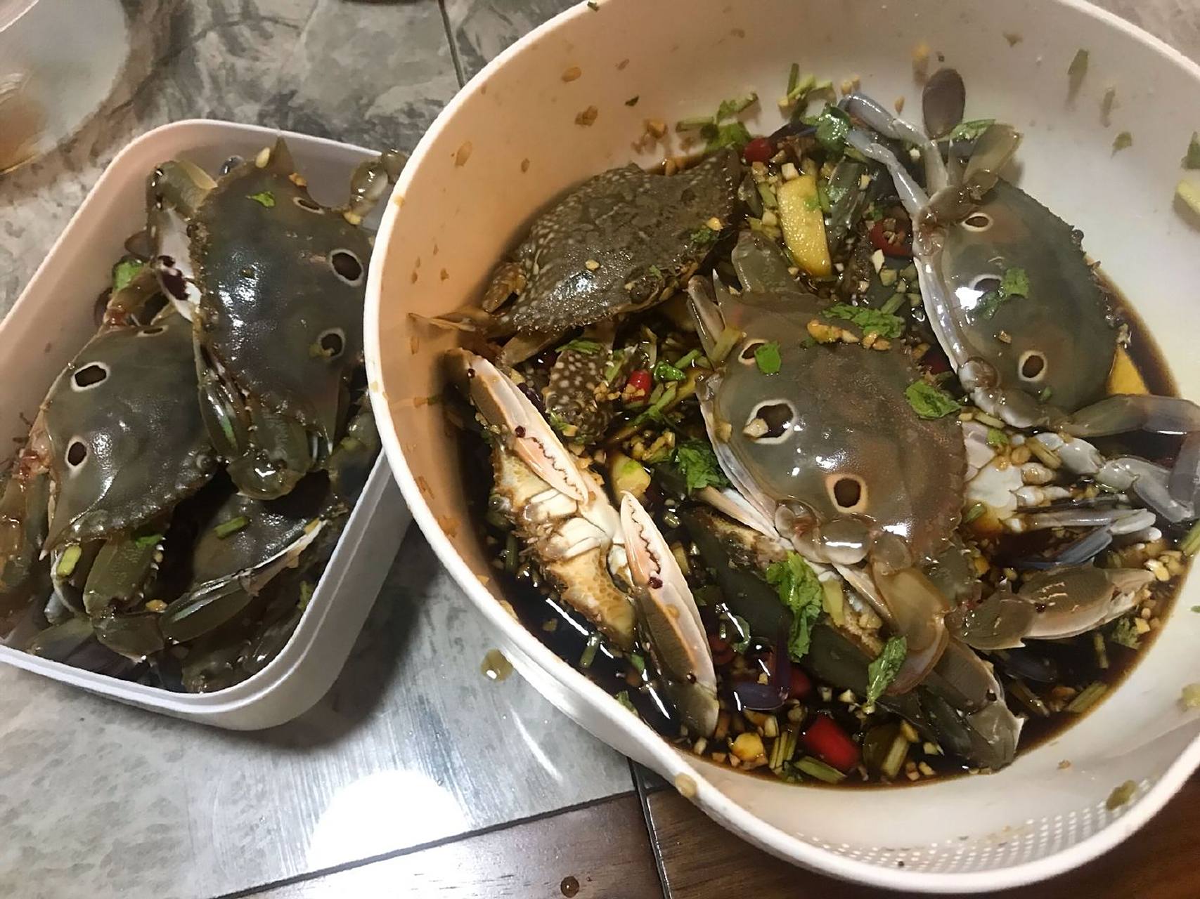 吃自制生腌蟹進(jìn)ICU吃自制生腌蟹導(dǎo)致進(jìn)入ICU（重癥監(jiān)護(hù)室）的情況可能是非常嚴(yán)重的健康問題。生腌蟹如果處理不當(dāng)或存在食材不新鮮等問題，可能會(huì)含有細(xì)菌或毒素，食用后可能導(dǎo)致食物中毒或其他嚴(yán)重的健康問題。