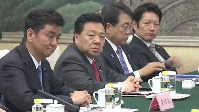 日本防相10年來首訪韓釋放何信號(hào)日本防相十年來首次訪問韓國，這一舉動(dòng)釋放出了多個(gè)信號(hào)。首先，這一行動(dòng)表明日韓兩國在加強(qiáng)安全合作方面取得了進(jìn)展，雙方正在加強(qiáng)軍事領(lǐng)域的溝通和協(xié)調(diào)。其次，這也反映出國際社會(huì)對(duì)于朝鮮半島地區(qū)的關(guān)注度不斷提升，各國都在尋求加強(qiáng)合作和穩(wěn)定局勢(shì)的方式。此外，此次訪問還傳遞出日本和韓國之間愿意共同應(yīng)對(duì)地區(qū)安全挑戰(zhàn)的信號(hào)，雙方將加強(qiáng)合作以應(yīng)對(duì)共同面臨的挑戰(zhàn)。