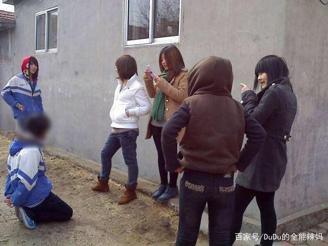 多名中學(xué)生打罵一同學(xué) 校長被停職多名中學(xué)生打罵一同學(xué)引發(fā)關(guān)注，校長被停職事件深度解析