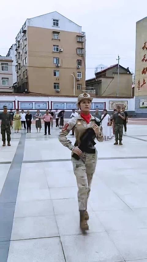 女民兵為啥戴紅色絲巾女民兵為啥戴紅色絲巾，傳統(tǒng)與精神的象征