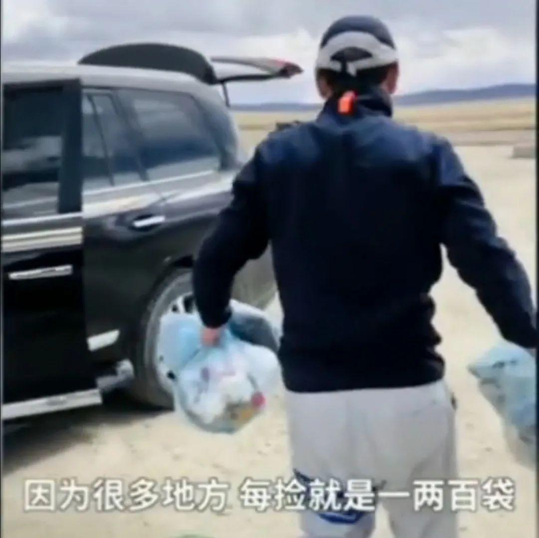西藏一垃圾站30多只熊集體覓食西藏垃圾站驚現(xiàn)，30余只熊集體覓食，背后的生態(tài)故事引人深思