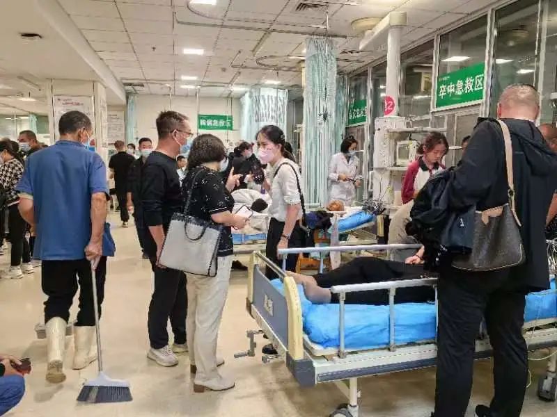 雷暴大雨致急診室人滿為患 醫(yī)院回應雷暴大雨可能導致急診室人滿為患的情況，特別是在天氣極端的情況下，人們可能因為各種原因需要緊急醫(yī)療服務。針對這種情況，醫(yī)院可以采取以下回應和應對措施