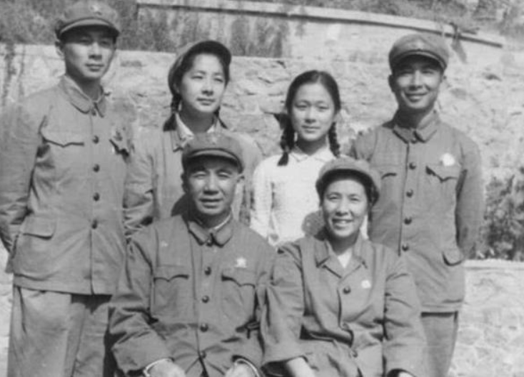 丈夫從軍12年榮歸故里 妻子盛裝相迎這是一個令人感動的場景。丈夫從軍多年，忠誠于國家，保衛(wèi)家園，經(jīng)歷了無數(shù)的艱辛和磨礪，終于榮歸故里。作為妻子，盛裝相迎表達了對丈夫的深深敬愛和尊重，同時也表達了對他的熱烈歡迎和喜悅。
