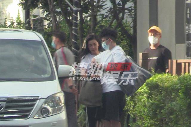 他信與女兒擁抱面帶笑容上囚車他信與女兒擁抱面帶笑容上囚車的感人瞬間
