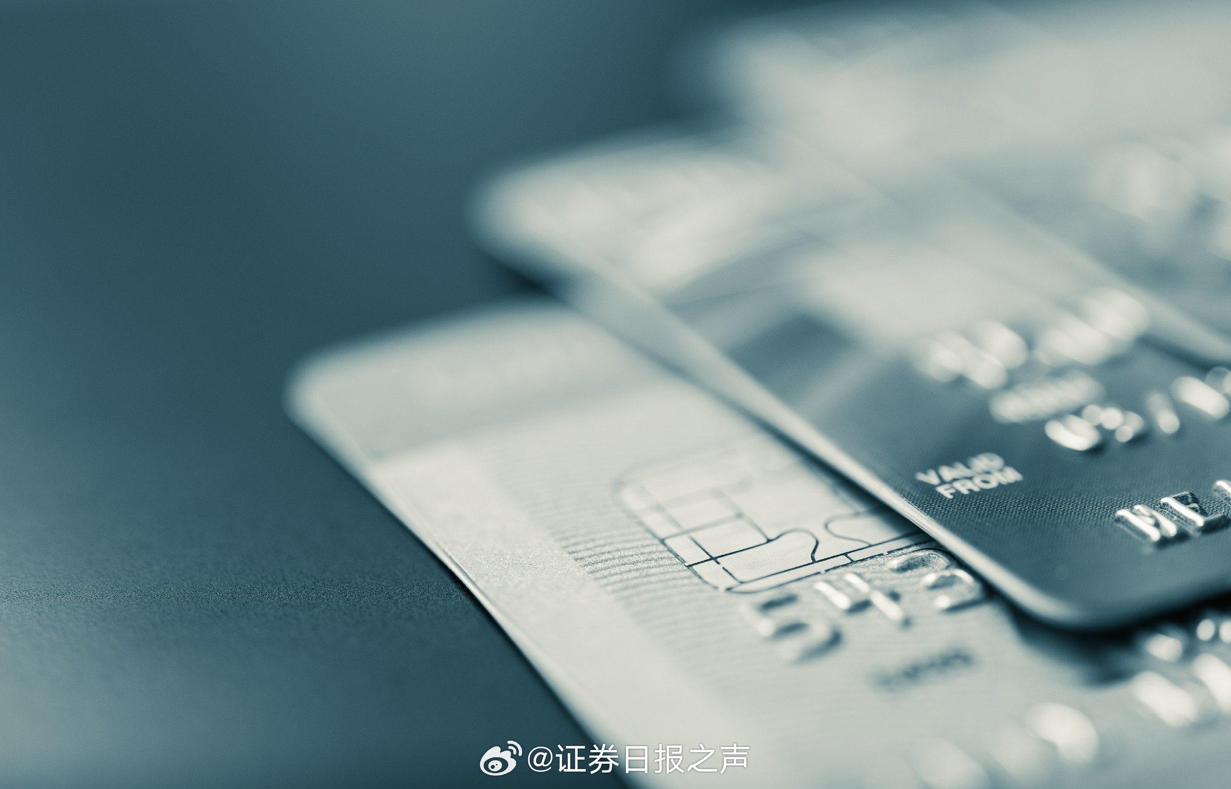 信用卡“退潮”:三年蒸發(fā)9200萬張關(guān)于信用卡市場出現(xiàn)的退潮現(xiàn)象，即三年內(nèi)信用卡數(shù)量減少了9200萬張，可以從以下幾個方面進行分析