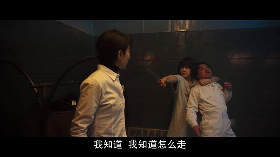 一女子被綁架想逃跑面對綁架的情況，逃跑需要謹(jǐn)慎而機智的行動。以下是一些建議，幫助該女子盡可能地逃脫危險