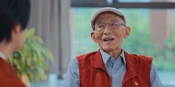 92歲游本昌回應入住養(yǎng)老院游本昌入住養(yǎng)老院，人生九十依舊精彩，坦然面對歲月流轉