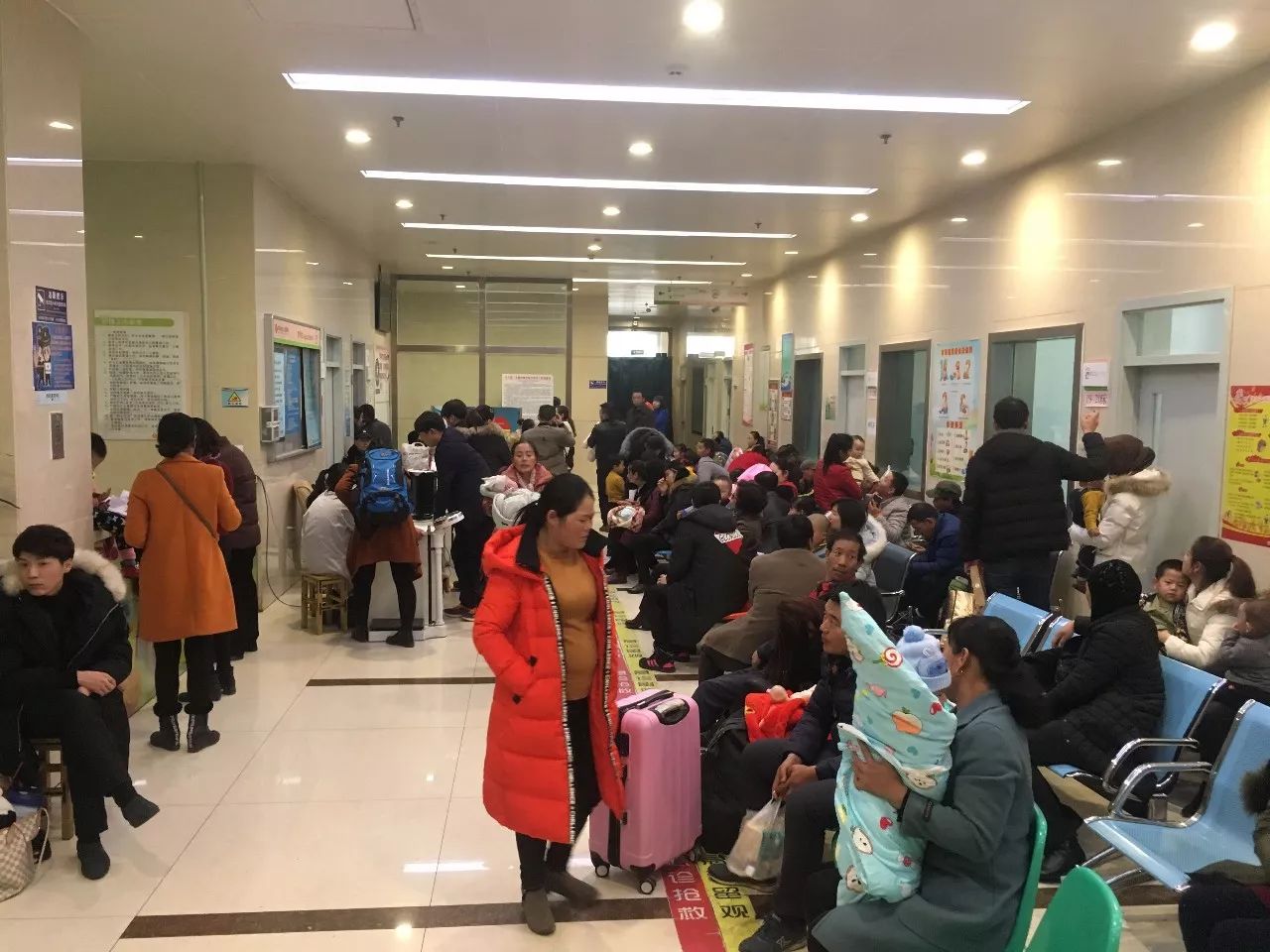 山西太原咳嗽患者排隊就診山西太原咳嗽患者排隊就診現(xiàn)象解析