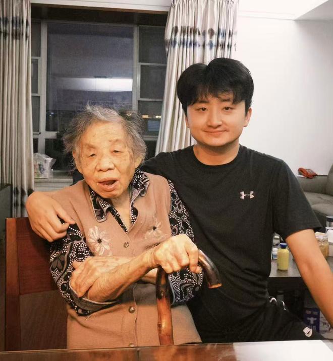 奶奶去世后 我將她記錄進游戲卡帶奶奶去世后，我將她記錄進游戲卡帶