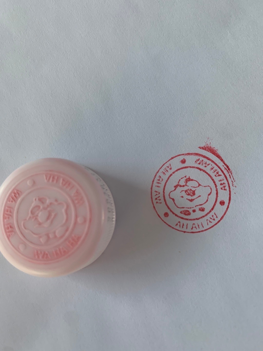 娃哈哈瓶蓋被當(dāng)公章蓋在實習(xí)證明上實習(xí)證明驚現(xiàn)創(chuàng)新操作，娃哈哈瓶蓋成另類公章！