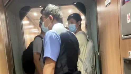 男子高鐵車廂內(nèi)抽煙被民警帶走男子高鐵車廂內(nèi)抽煙被民警帶走，事件背后的法律與道德思考