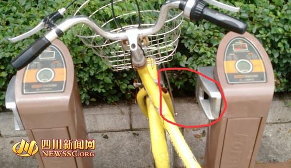 共享單車被鎖暴力剪開共享單車被暴力剪開是一種違法行為，侵犯了共享單車公司的財產(chǎn)權，同時也破壞了公共秩序和社會治安。如果有人發(fā)現(xiàn)共享單車被鎖或被暴力剪開，應該立即采取措施保護現(xiàn)場并報警處理。
