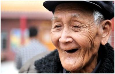 “老人味”的禍?zhǔn)妆痪境?醫(yī)生提醒老人味的出現(xiàn)可能與多種因素有關(guān)，包括皮膚老化、新陳代謝減緩、日常飲食習(xí)慣等。最近，一些醫(yī)生揪出了老人味的部分禍?zhǔn)祝⒔o出了相關(guān)提醒。