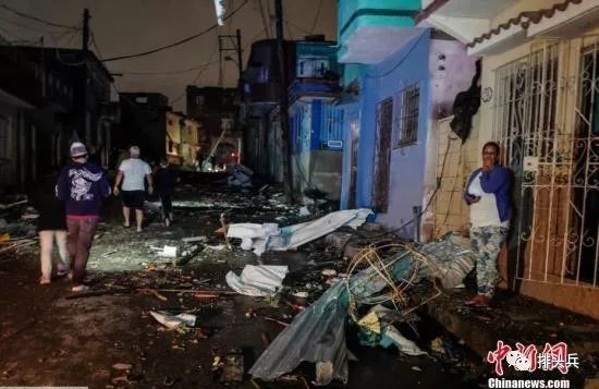 古巴全國(guó)電力中斷古巴全國(guó)電力中斷的情況確實(shí)存在，這是由于多方面因素導(dǎo)致的。具體來(lái)說(shuō)，古巴的供電系統(tǒng)受到颶風(fēng)等自然災(zāi)害的影響，導(dǎo)致電力設(shè)施受損和停電現(xiàn)象的出現(xiàn)。此外，古巴的供電系統(tǒng)也面臨一些長(zhǎng)期存在的問(wèn)題，如基礎(chǔ)設(shè)施老化等，這些問(wèn)題在極端天氣條件下更容易暴露出來(lái)，導(dǎo)致電力中斷的情況更為嚴(yán)重。