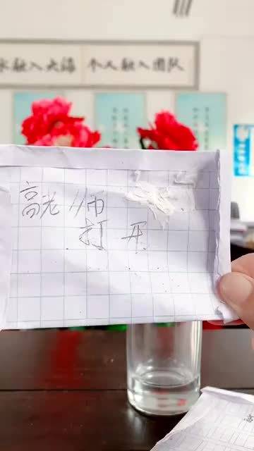 老師收到學(xué)生的禮物打開一看是塊磚老師收到學(xué)生的禮物，打開一看竟是塊磚——背后的故事與深層意義