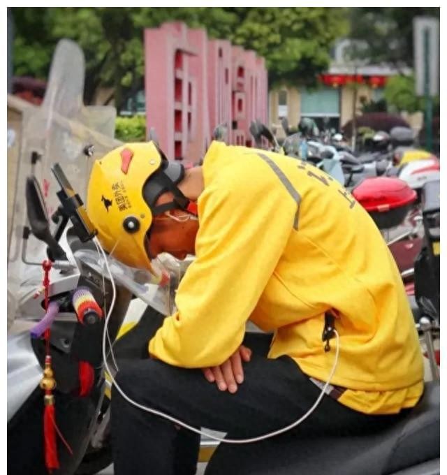 外賣員偷吃蛋糕如果外賣員在配送過程中偷吃客戶的蛋糕，這是一種不道德的行為，可能會(huì)對客戶造成困擾和不滿。對于這種情況，可以采取以下措施