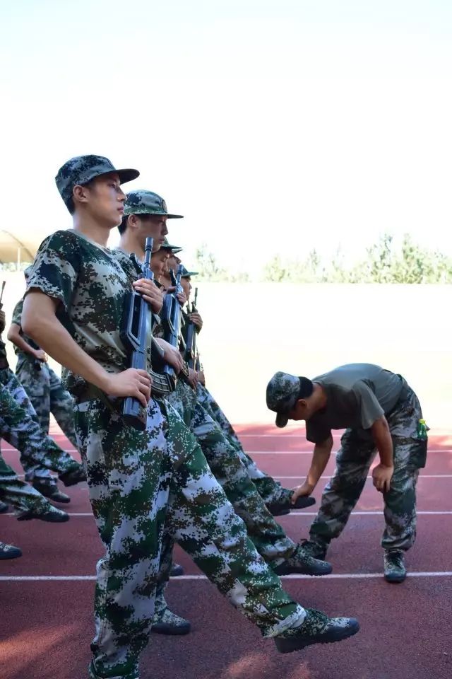 感染艾滋以為軍訓(xùn)累感染艾滋病是一種嚴重的健康問題，需要得到及時的治療和關(guān)注。軍訓(xùn)雖然會給人帶來一定程度的疲勞，但它與感染艾滋病之間沒有直接的聯(lián)系。