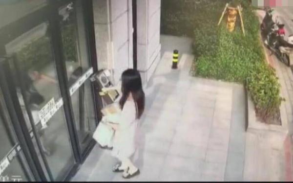 尾隨女子脫褲性騷擾尾隨女子脫褲性騷擾，揭示行為背后的危害與應(yīng)對(duì)之策