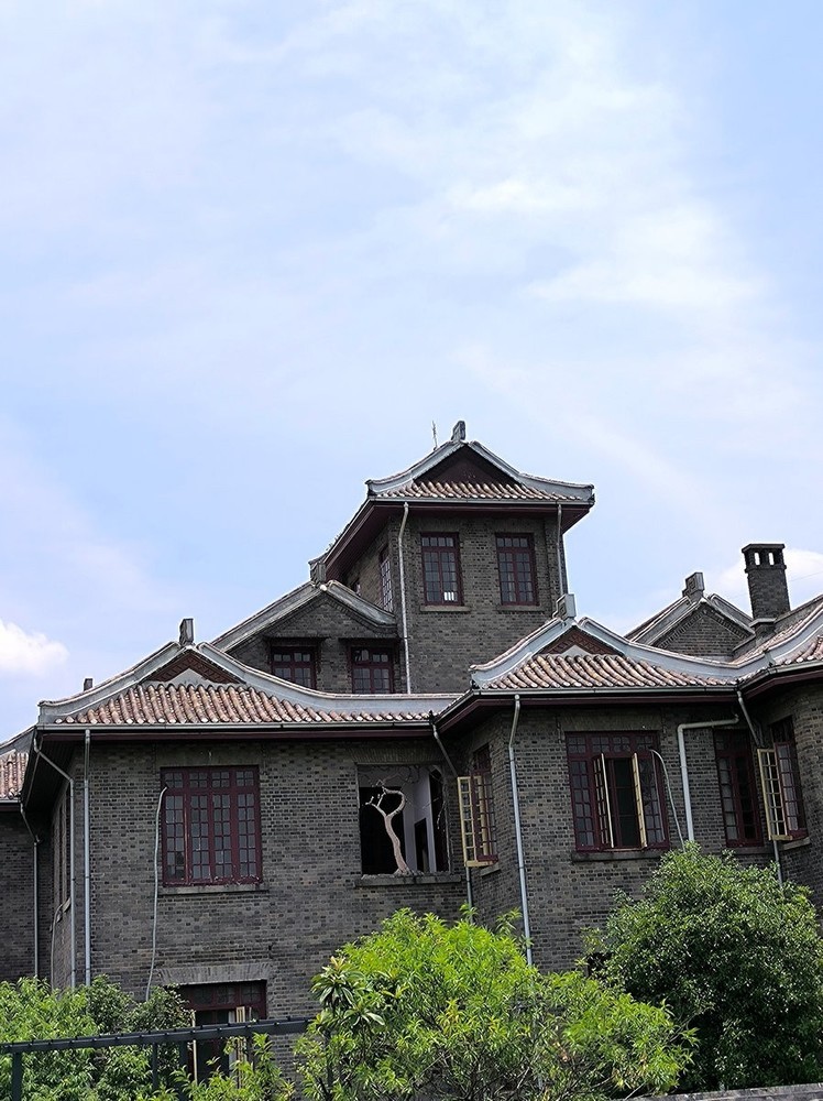 李默庵故居第三次拍賣1595萬成交李默庵故居第三次拍賣，成交價格高達(dá)驚人的1595萬！