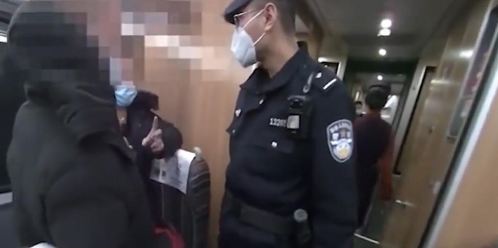 高鐵上有人抽煙會(huì)怎么樣高鐵上有人抽煙會(huì)面臨怎樣的后果？全面解析