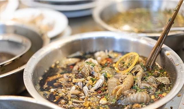 吃生腌海鮮會(huì)不會(huì)感染寄生蟲(chóng)吃生腌海鮮有可能感染寄生蟲(chóng)，因?yàn)楹ｕr類(lèi)食物中可能含有異尖線蟲(chóng)等寄生蟲(chóng)。這些寄生蟲(chóng)對(duì)人體健康有一定影響，可能導(dǎo)致腹痛、腹瀉等癥狀。因此，建議食用海鮮時(shí)選擇新鮮且經(jīng)過(guò)充分加工的海鮮產(chǎn)品，避免生吃或食用未煮熟的海鮮。同時(shí)，在烹飪過(guò)程中要確保高溫加熱，以殺死可能存在的寄生蟲(chóng)和細(xì)菌。如果出現(xiàn)任何不適，應(yīng)及時(shí)就醫(yī)檢查和治療?？傊?，為了健康著想，食用海鮮時(shí)應(yīng)謹(jǐn)慎處理。