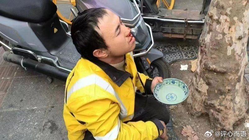 外賣小哥吃蛋糕抹淚外賣小哥吃蛋糕抹淚，背后的故事與情感共鳴