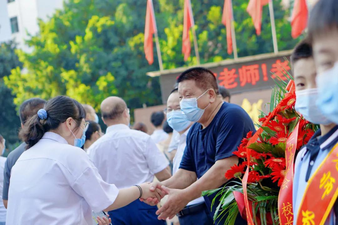 小學校長守校門口攔截教師節(jié)禮物小學校長守門口攔截教師節(jié)禮物背后的深層意義與思考