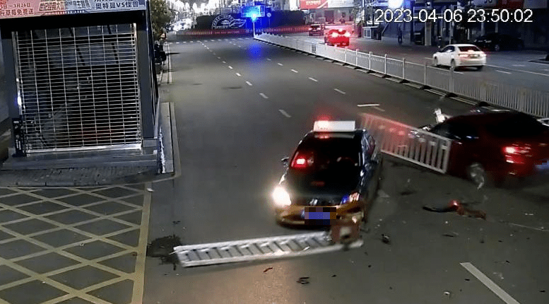湖南一男子被車撞飛湖南一男子遭遇車禍瞬間被車撞飛，驚險一幕引發(fā)社會關(guān)注