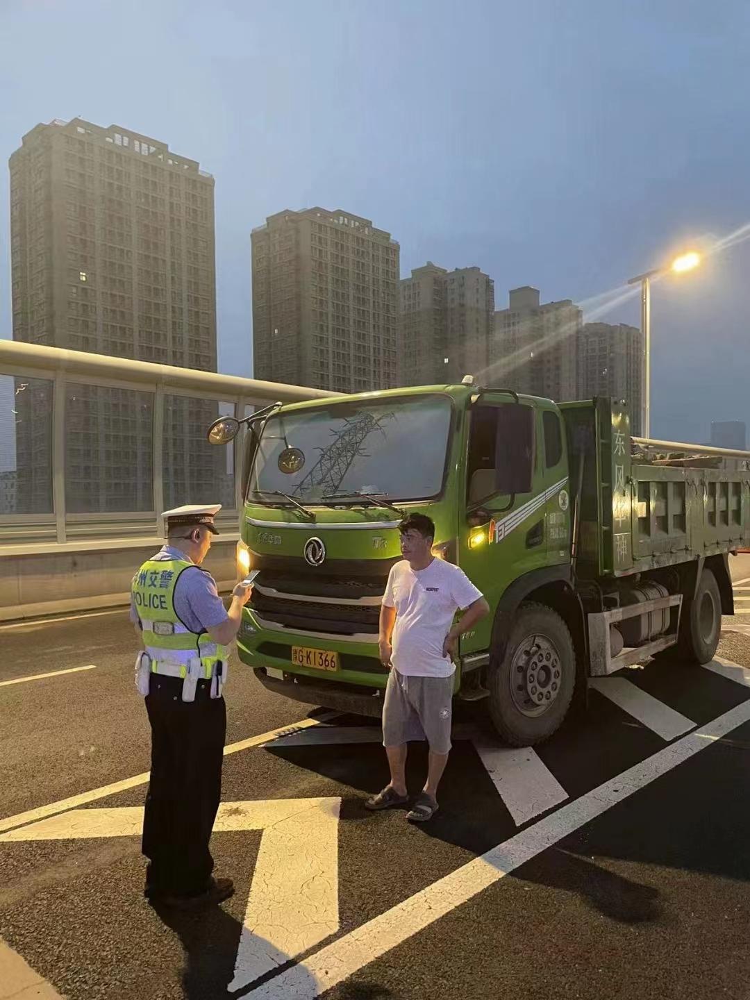 鄭州高架橋停滿私家車鄭州高架橋私家車停放現(xiàn)象觀察與思考