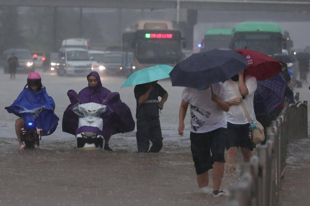 直擊河南大暴雨直擊河南大暴雨，災(zāi)難之下的人性光輝與社會(huì)力量