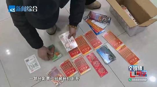 男子搶走60張刮刮樂 刮20張中410元男子瘋狂搶購60張刮刮樂，刮獎結(jié)果令人驚喜，刮出大獎價值高達(dá)千元！