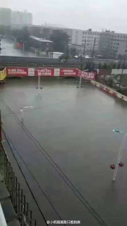河南許昌破紀(jì)錄暴雨：行車如行船河南許昌破紀(jì)錄暴雨，行車如行船