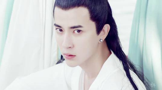 于朦朧個(gè)人于朦朧是中國(guó)內(nèi)地的一名男演員和歌手，出生于新疆烏魯木齊，畢業(yè)于上海視覺(jué)藝術(shù)學(xué)院表演系。他在音樂(lè)方面有著獨(dú)特的才華，曾參加過(guò)多部音樂(lè)作品的演唱和創(chuàng)作。同時(shí)，他也涉足演藝領(lǐng)域，參演過(guò)多部電視劇和電影。以下是關(guān)于他的個(gè)人簡(jiǎn)介