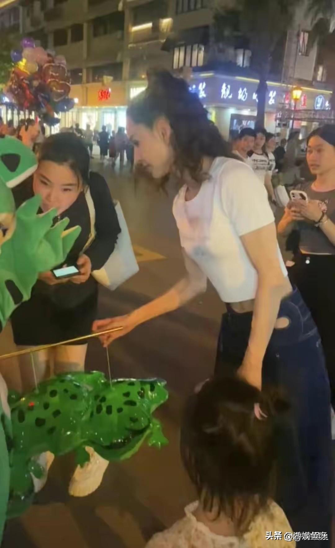 李若彤現(xiàn)身長沙夜市揭秘李若彤現(xiàn)身長沙夜市的背后故事
