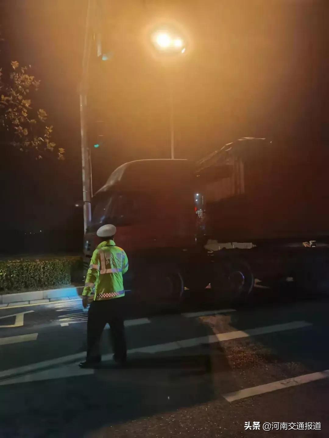 鄭州交警提醒切勿在高架橋上停車鄭州交警提醒，高架橋上停車不可取，安全駕駛需時(shí)刻警醒