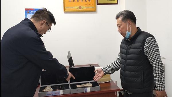 高鐵站撿到20萬元如果在高鐵站撿到20萬元，應(yīng)該盡快與失主取得聯(lián)系并歸還。這是一種道德和法律上的責任，同時也是對自己良心的交代。