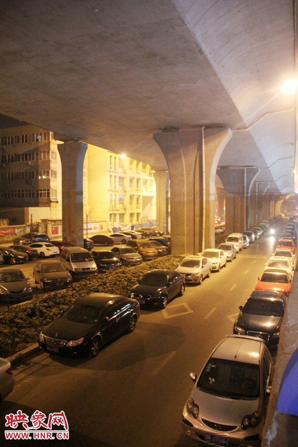 鄭州暴雨前夜高架變停車場鄭州暴雨前夜高架變停車場的獨(dú)特現(xiàn)象