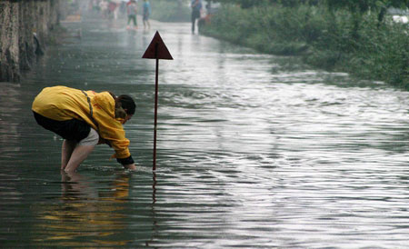 河南許昌暴雨破紀(jì)錄：行車如行船河南許昌暴雨破紀(jì)錄，行車如行船