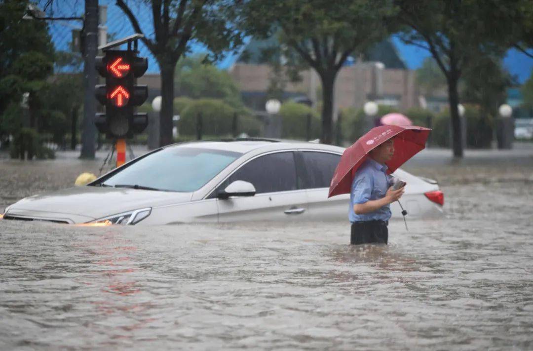 為啥河南下那么大雨河南地區(qū)降雨量大的原因主要有以下幾點(diǎn)