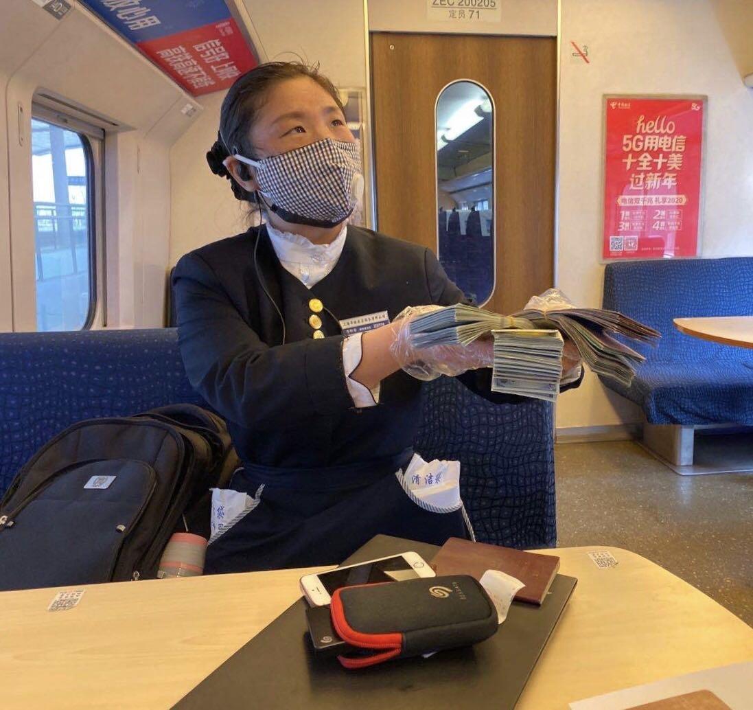 女子高鐵站撿到20萬元女子高鐵站意外撿到巨額現(xiàn)金，后續(xù)發(fā)展引人關(guān)注